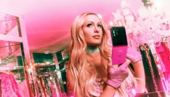 motorola razr paris hilton is birligiyle ve gosterisli kapak tasarimiyla 2000leregerigoturuyor HDZuTn96