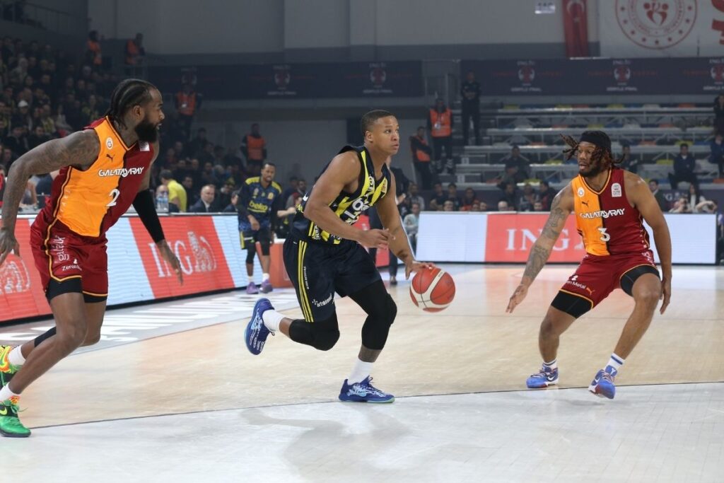 olayli derbide kazanan galatasarayi 89 74 yenen fenerbahce beko oldu PK3nXCnK