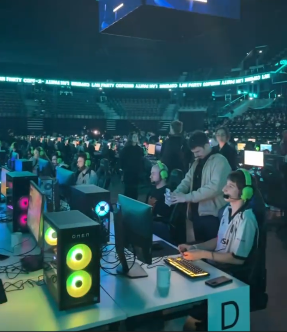 paris moda haftasi sona erdi tuvaletler ve gamer temalar dikkat cekerken defilede turk ruzgarlari