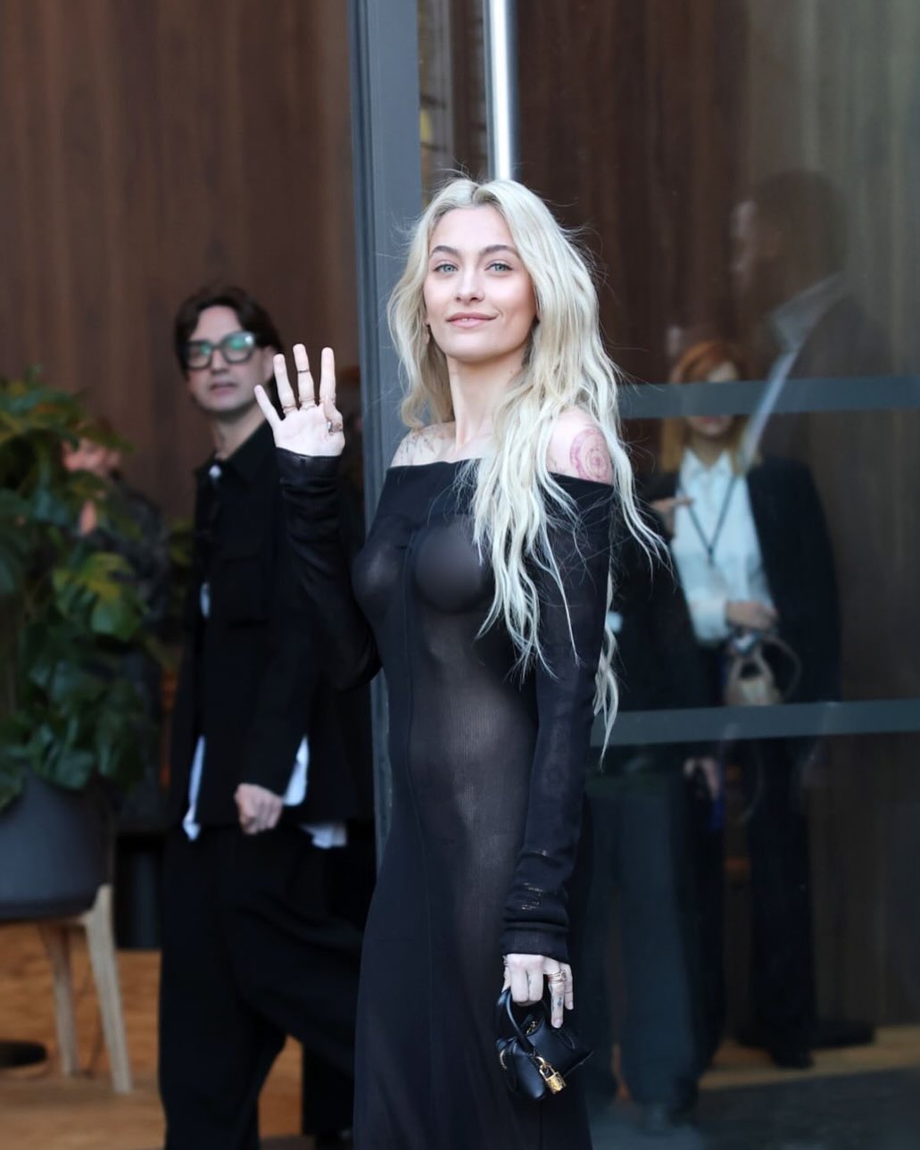 paris moda haftasinda transparan elbisesiyle dikkat ceken paris jackson elestirilere bedenlerimizden rahatsiz olmamaliyiz diyerek