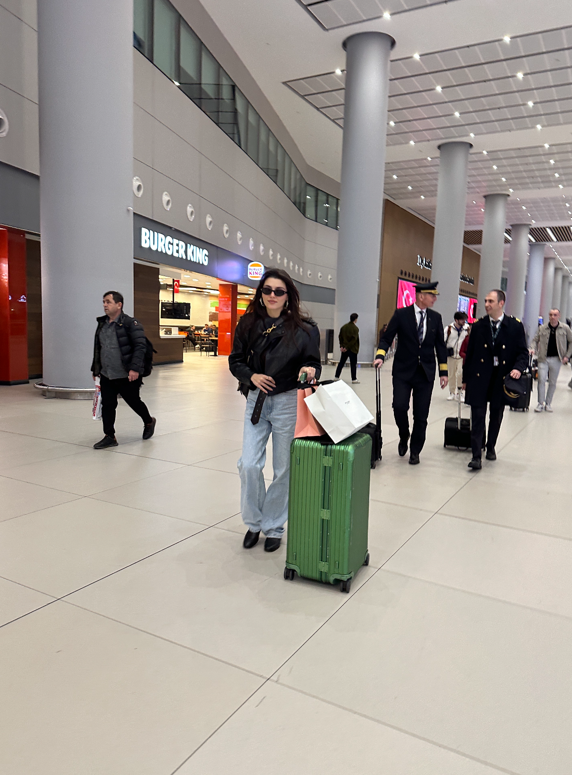 paristen donen hande ercel hakan ile tatillerde beraberiz 0 zIspKBCn