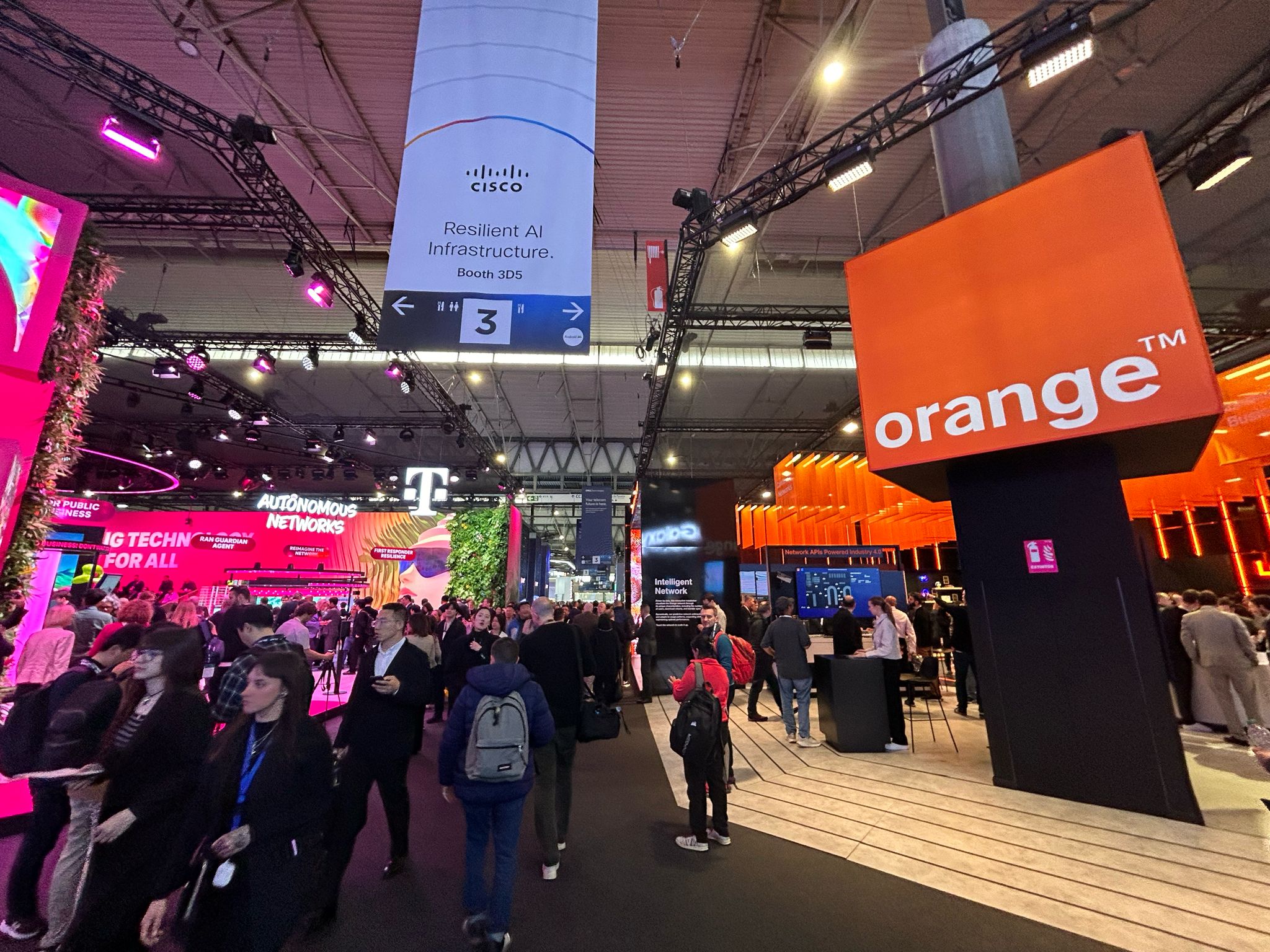 patronlar dunyasi dunyanin en buyuk baglanti teknoloji fuari mobile world congresste 6 DZnlTN4w