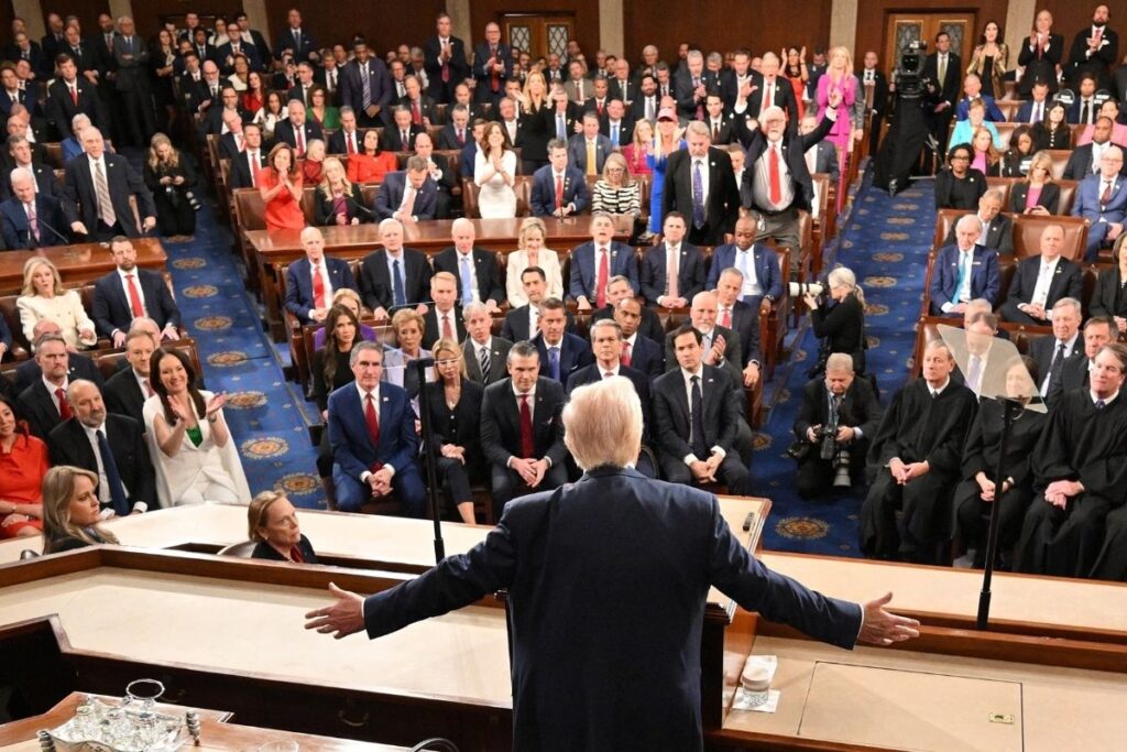 protesto ayakta alkis ve protesto ayakta alkis ve trumpin tarihi konusmasindan satir baslari vSVQjyf4