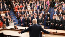 protesto ayakta alkis ve trumpin tarihi konusmasindan satir baslari OSRXyPP7