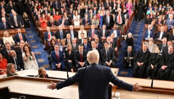 protesto ayakta alkis ve trumpin tarihi konusmasindan satir baslari OSRXyPP7