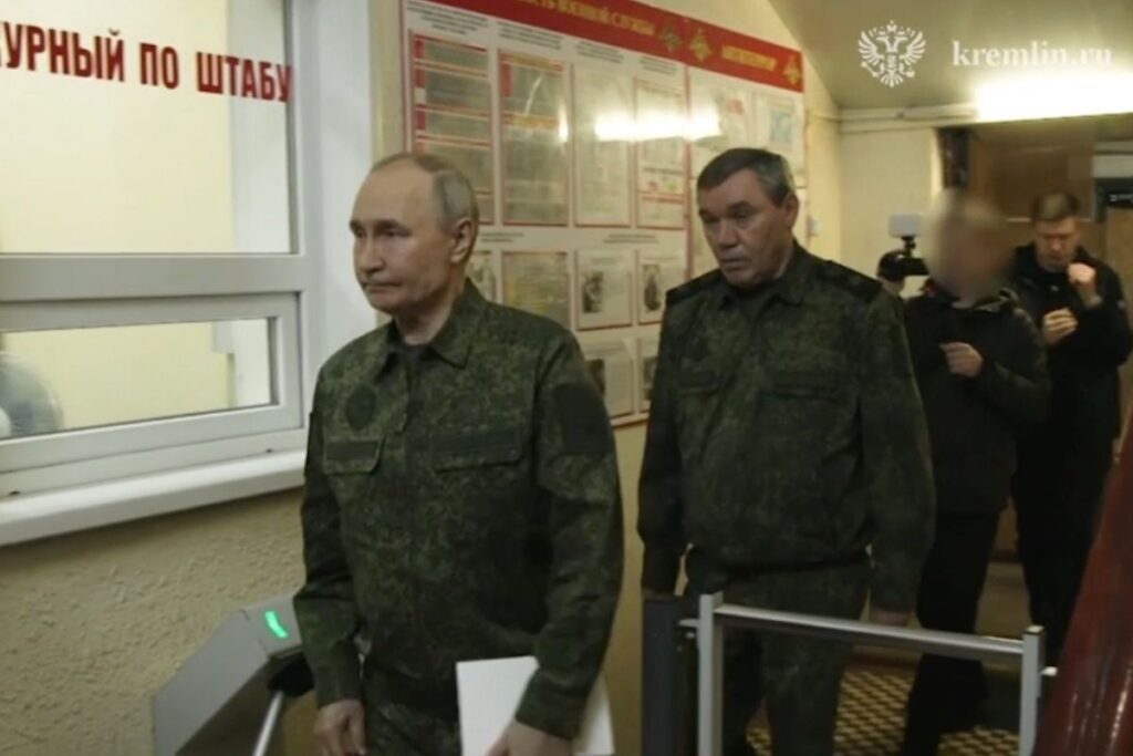 rusya devlet baskani putin asker uniformasini giydi bir kismi ukrayna kontrolunde olan kursk bolgesine e8Wu8LYV