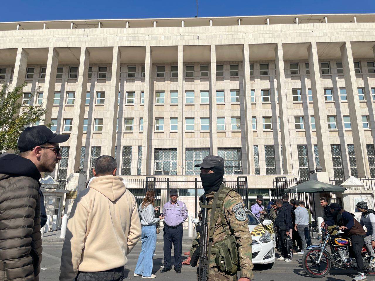 rusyadan suriyeye getirilen paralari merkez bankasina tasiyan arac lastigi patlayinca takla atti paralar yola J14Ci5Rm