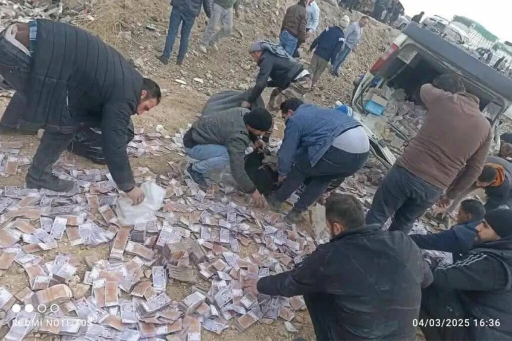 rusyadan suriyeye getirilen paralari merkez bankasina tasiyan arac lastigi patlayinca takla atti paralar yola TeiMOGZN