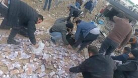 rusyadan suriyeye getirilen paralari merkez bankasina tasiyan arac lastigi patlayinca takla atti paralar yola TeiMOGZN