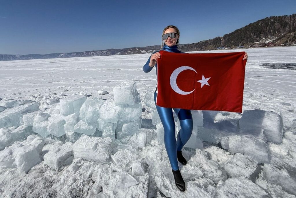 sahika ercumen iklim krizine dikkat cekmek icin baykal golune tek nefeste 50 metrelik buz GUt4sfW5
