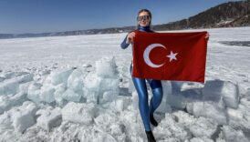 sahika ercumen iklim krizine dikkat cekmek icin baykal golune tek nefeste 50 metrelik buz GUt4sfW5