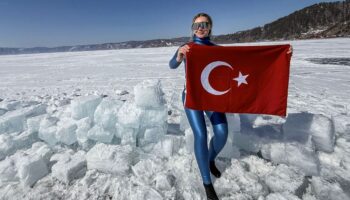 sahika ercumen iklim krizine dikkat cekmek icin baykal golune tek nefeste 50 metrelik buz GUt4sfW5