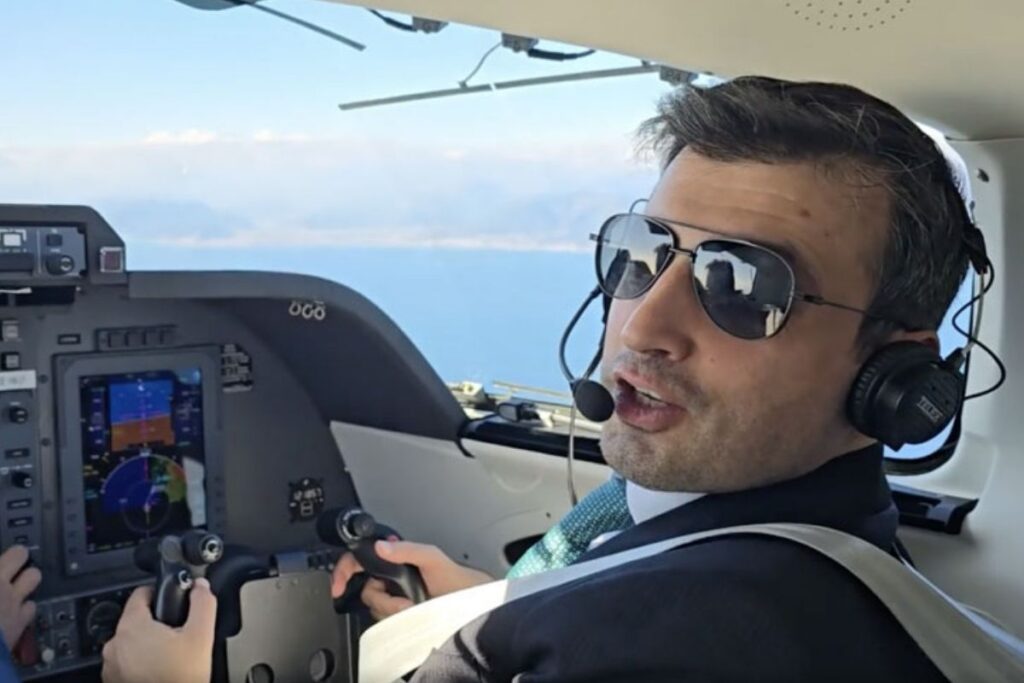 selcuk bayraktar baykarin satin aldigi italyan devi piaggio toplantisina kumanda ettigi gokyuzunun ferrarisi ile HT3jM5mB