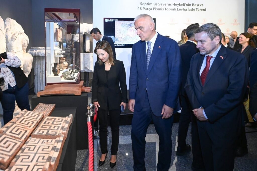 septimius severusun heykel basi ve pismis toprak levhalar anavataninda 5dl4qSzw
