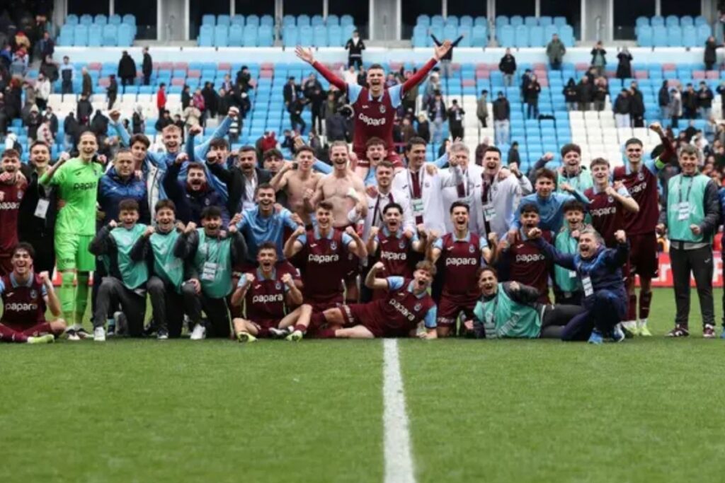 son 16 turu macinda atalanta u19 takimini penaltilarla eleyen trabzonspor u19 takimi uefa genclik QFXwL7cI