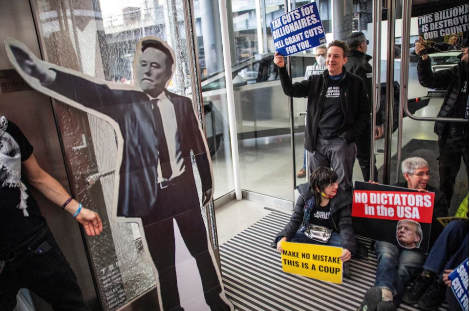 tesla bayisi onunde elon muska karsi protesto 9 kisi gozaltina alindi 0 CY7BJDfU