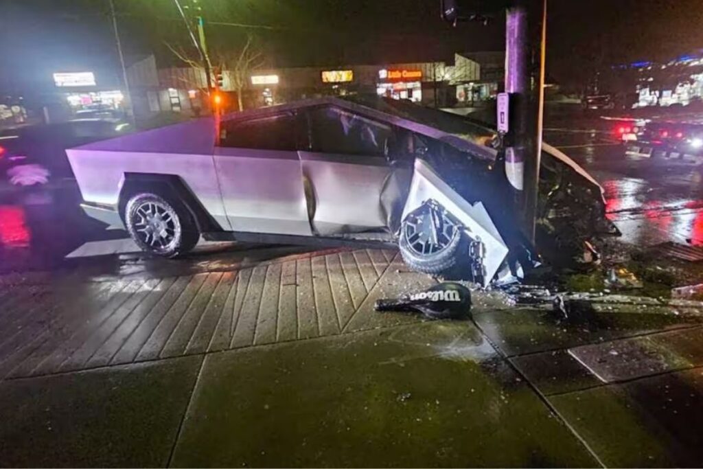 teslanin cybertruck modeli kaldirima ve direge carparak kaza yapti otonom surusune dair endiseler de hPt5pzke