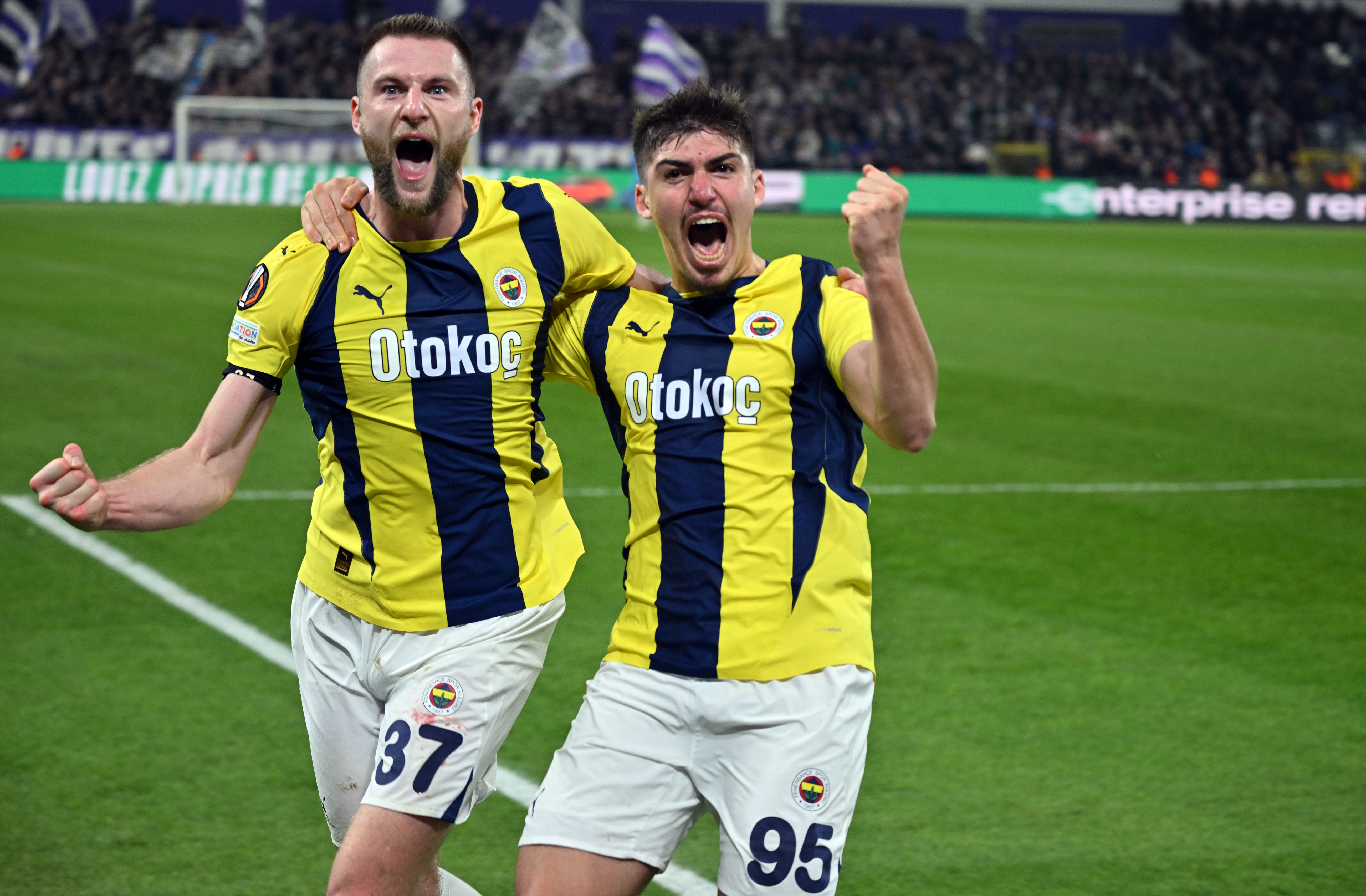tribundeki olaylar ve irkci tezahurat nedeniyle bir sure duran macta anderlechtle berabere kalan fenerbahce KESf9phM