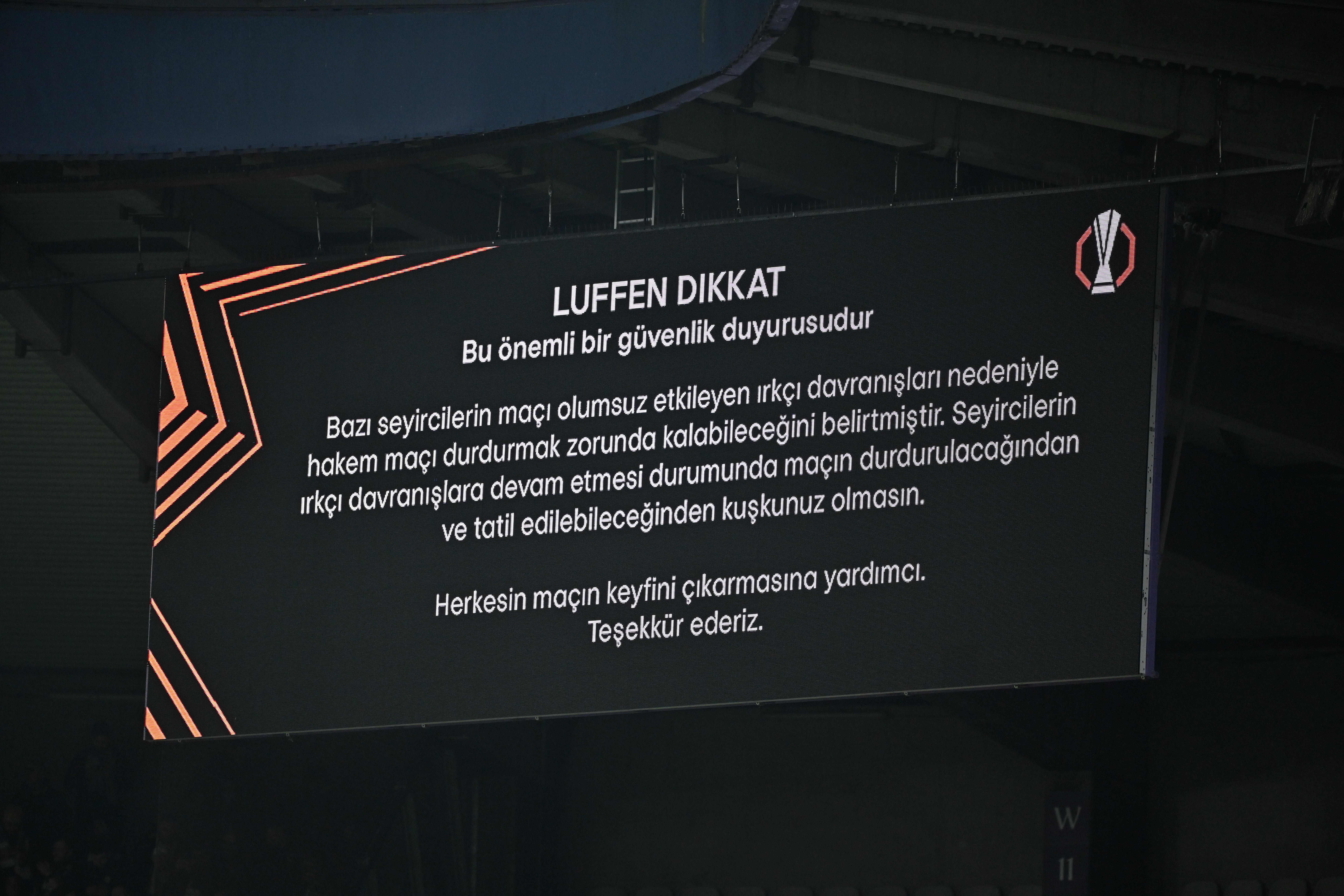 tribundeki olaylar ve irkci tezahurat nedeniyle bir sure duran macta anderlechtle berabere kalan fenerbahce cgX7BJtW