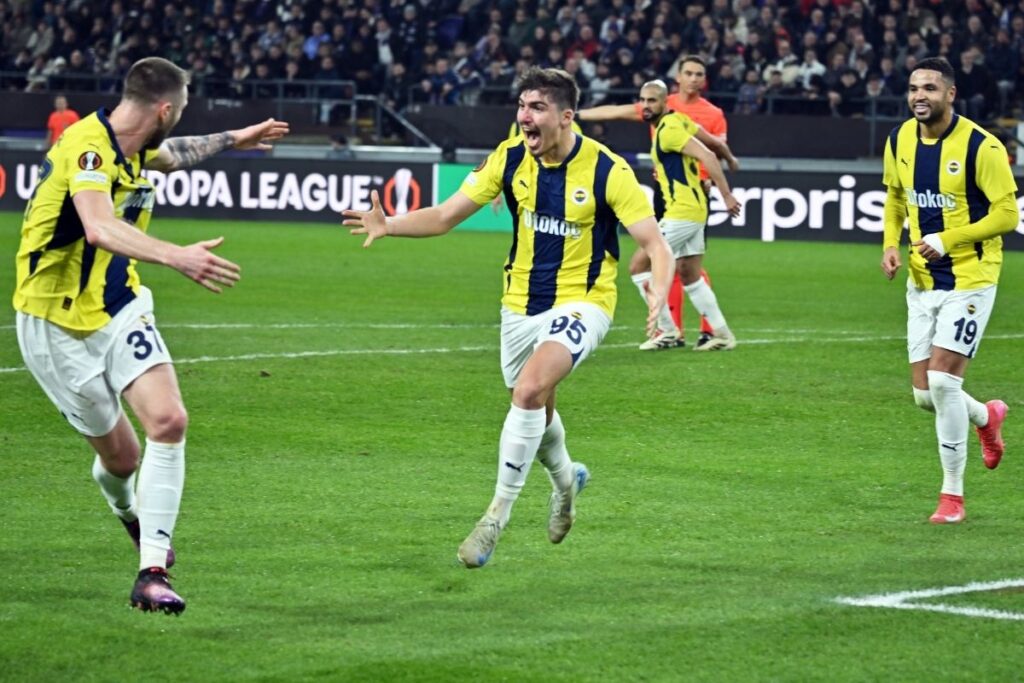 tribundeki olaylar ve irkci tezahurat nedeniyle bir sure duran macta anderlechtle berabere kalan fenerbahce jH5GRdsg