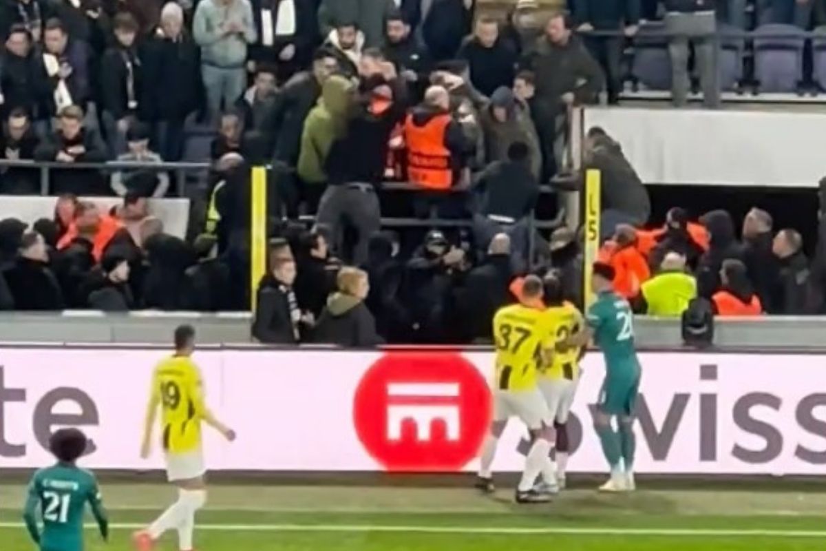 tribundeki olaylar ve irkci tezahurat nedeniyle bir sure duran macta anderlechtle berabere kalan fenerbahce zG4EYUk7