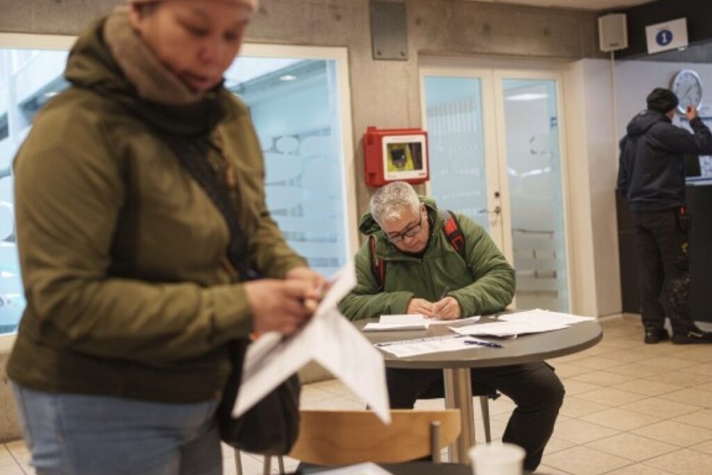 trumpin goz koydugu gronlandda secmenler sandik basina gidiyor wDvc6ORh