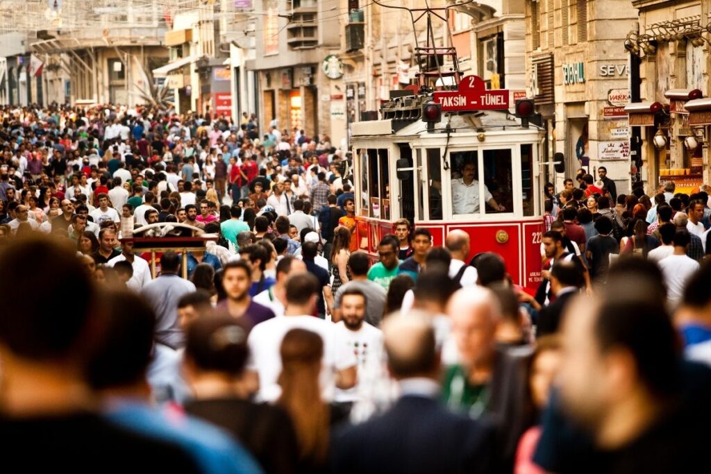 tuike gore turkiyede her iki kisiden biri mutlu en mutlular ise kadinlar ve evliler CXDZA9GA