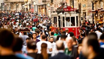 tuike gore turkiyede her iki kisiden biri mutlu en mutlular ise kadinlar ve evliler CXDZA9GA