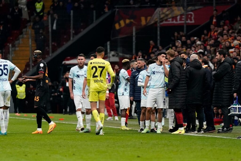 turkiye futbol federasyonu galatasaray macinda sahadan cekilen adana demirspora puan silme cezasi verdi DHODaBCc