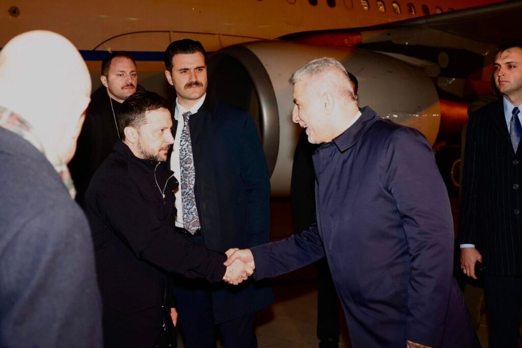 ukrayna devlet baskani zelenskiy ankaraya geldi ticaret bakani omer bolat karsilamaya iliskin fotograf paylasti i5wBZmyN