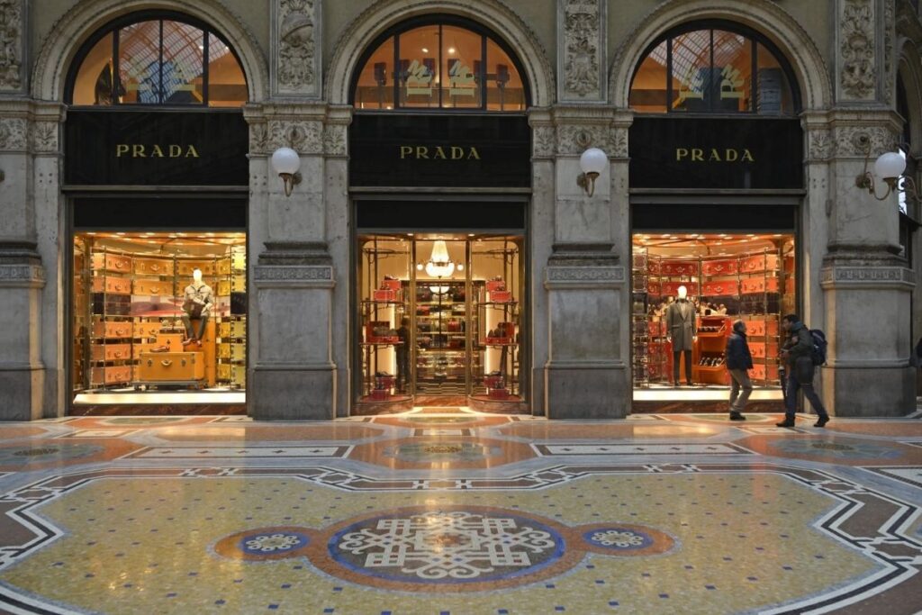versaceye talip olan prada luks sektorundeki durgunluga ragmen ust uste dorduncu yil cift haneli ZezwxVLm