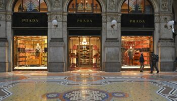 versaceye talip olan prada luks sektorundeki durgunluga ragmen ust uste dorduncu yil cift haneli ZezwxVLm