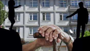 20 yil once babalari tarafindan terk edilen kiz kardesler babalarinin huzurevi masraflarini odemek zorunda 25pq9CH3