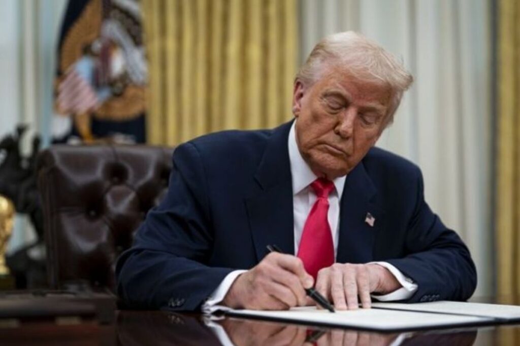 abd baskani donald trumptan yeni tarife abdde uretilmeyen tum otomobillere yuzde 25 gumruk vergisi ELZeFUIq