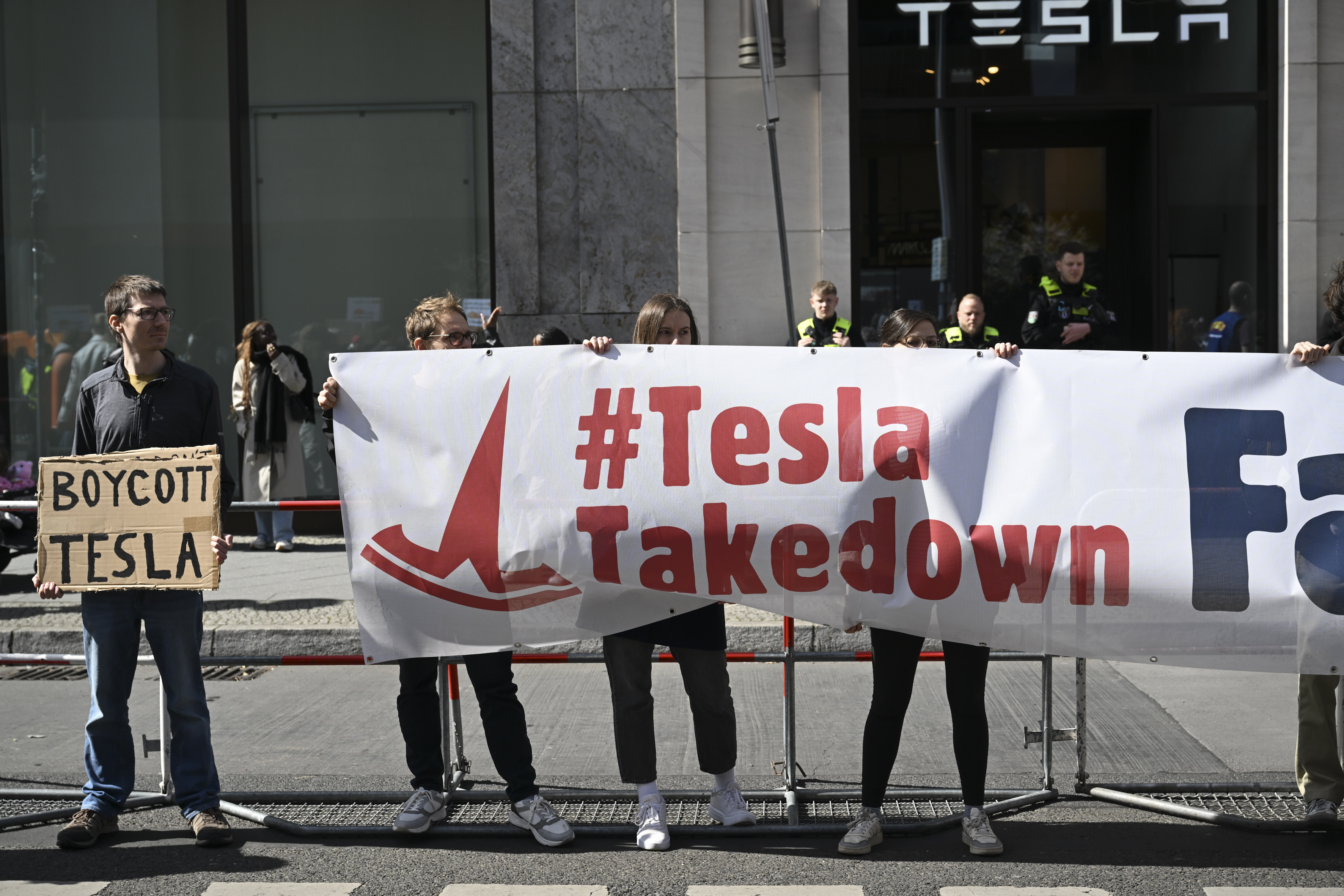 abd baskani trump ve is insani musk berlinde yuzlerce kisi tarafindan protesto edildi 0 cEveqKV5