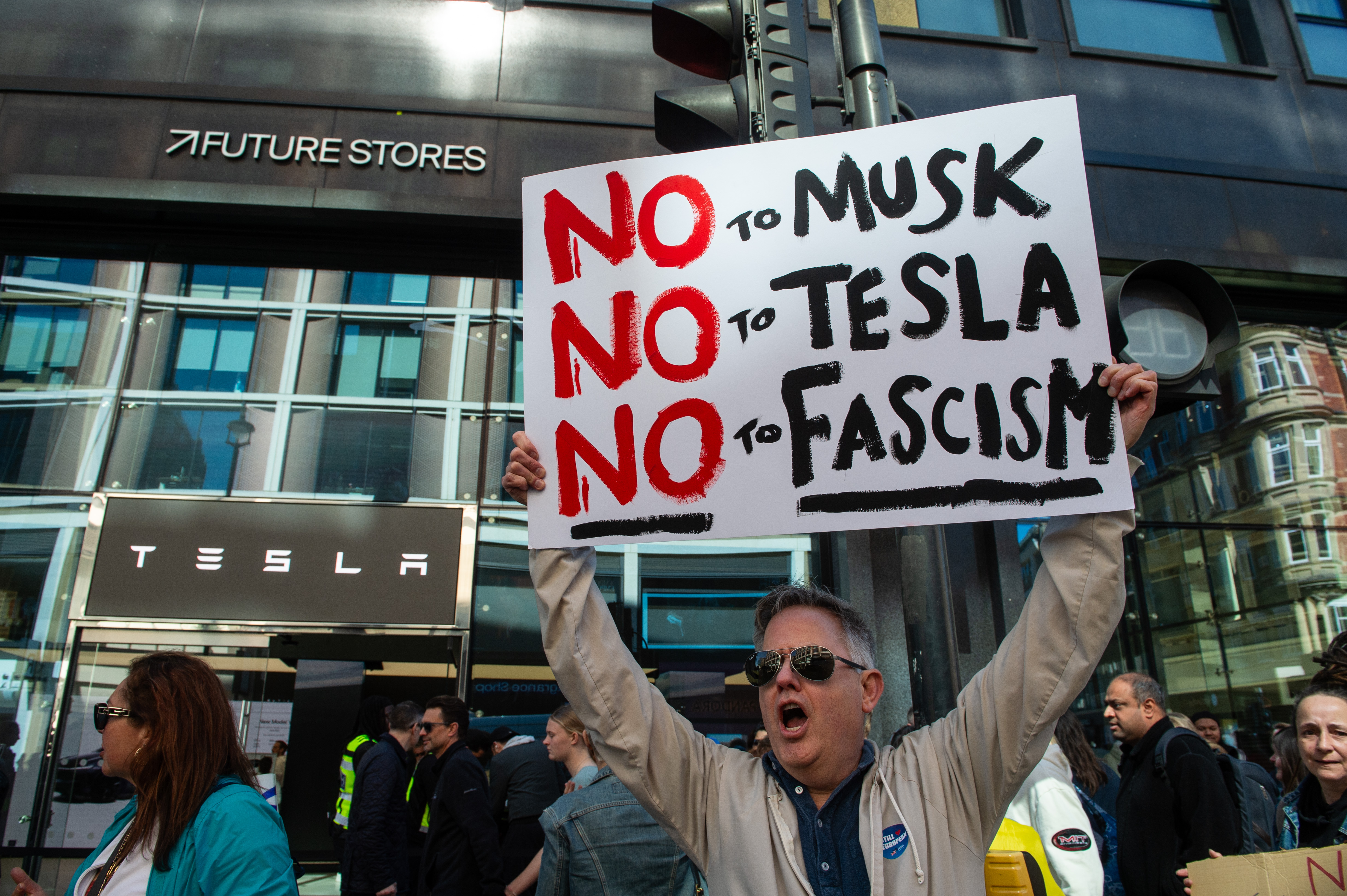 abd baskani trump ve is insani musk berlinde yuzlerce kisi tarafindan protesto edildi 2 yVjb7YLC