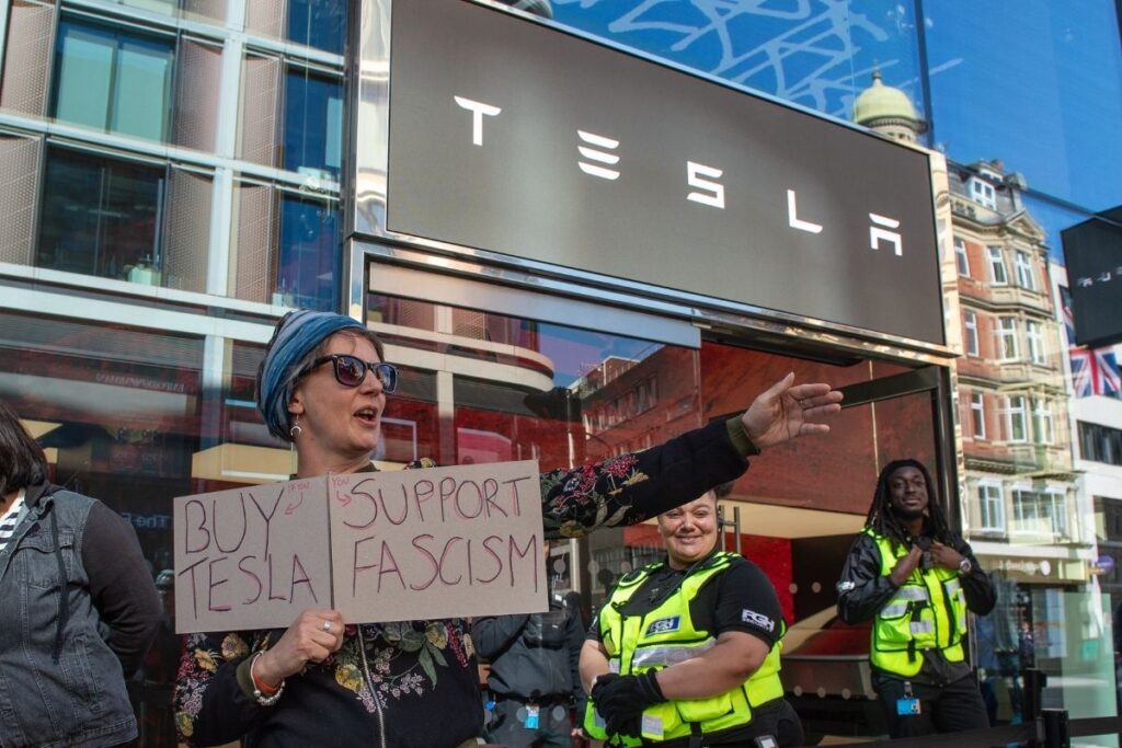 abd baskani trump ve is insani musk berlinde yuzlerce kisi tarafindan protesto edildi YnpQpGCM