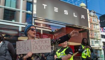 abd baskani trump ve is insani musk berlinde yuzlerce kisi tarafindan protesto edildi YnpQpGCM