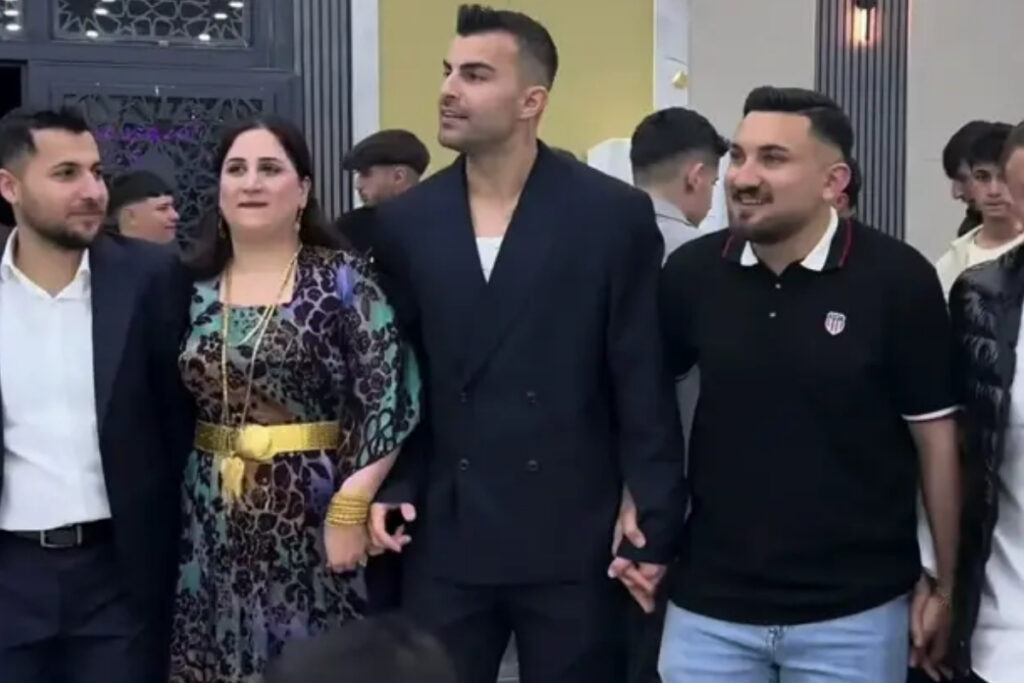 abdulkerim bardakci viransehirde once nikah sahidi oldu sonra halay cekti wXQMynNS