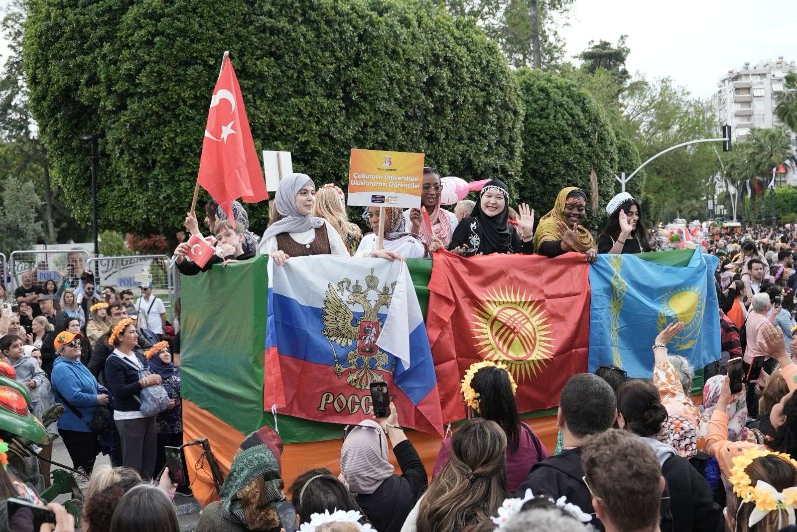 adanada 13 uluslararasi portakal cicegi karnavali renk cosku ve kardeslik 15 milyon kisiyi bulusturdu hTZEZ1EZ