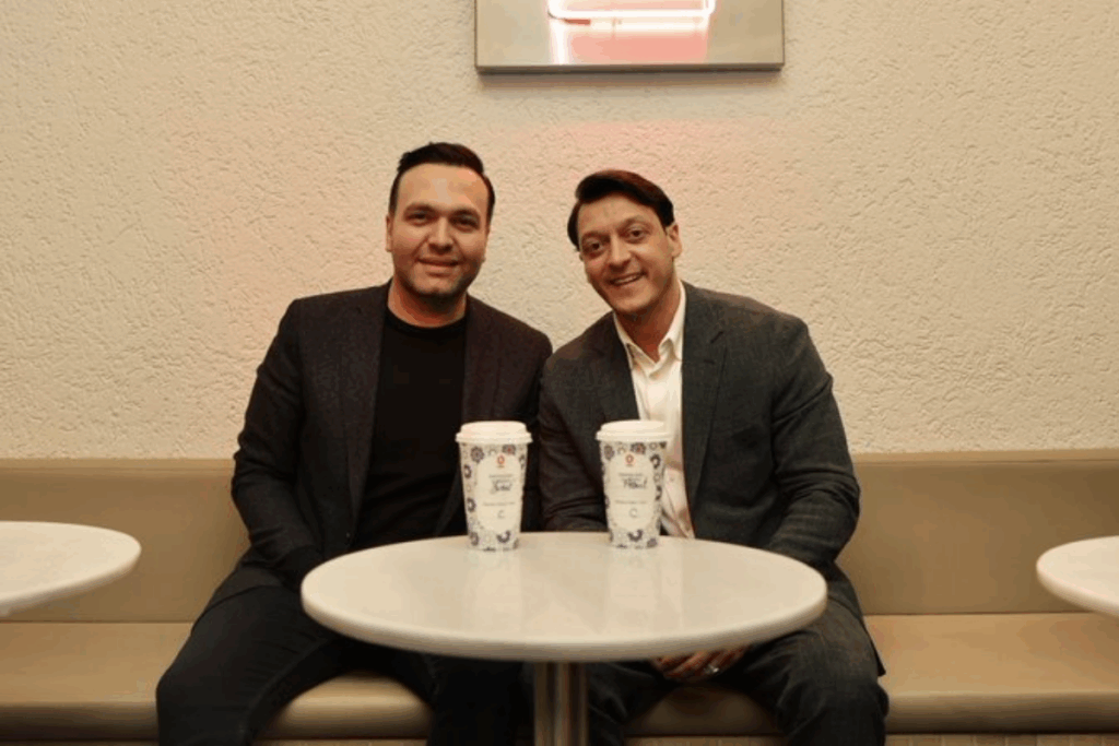 ak parti mkyksina secilen mesut ozil once trafikte iftariye dagitti sonra espressolabde kahve icti Hj8BsFVa