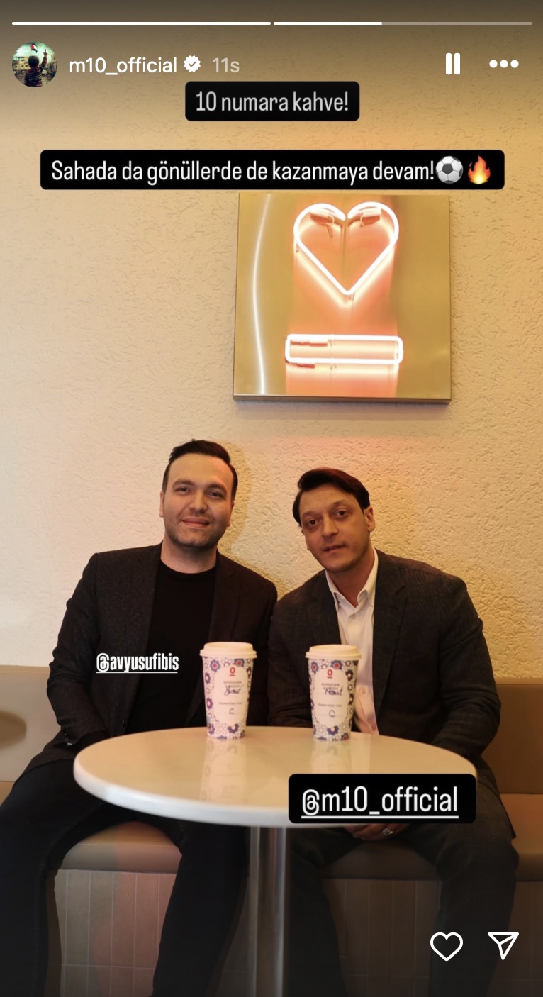 ak parti mkyksina secilen mesut ozil once trafikte iftariye dagitti sonra espressolabde kahve icti pg8MXzs9
