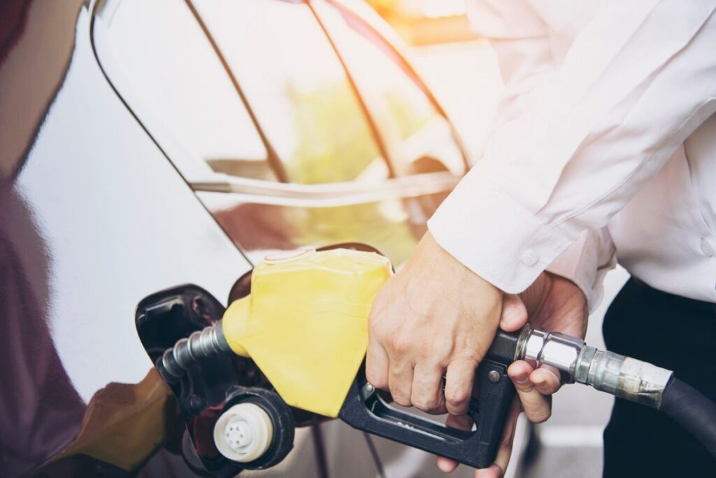 akaryakita uclu zam geliyor benzin motorin ve oto gazin litre fiyatinda artis yasanacak V98EzLO2