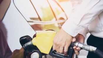 akaryakita uclu zam geliyor benzin motorin ve oto gazin litre fiyatinda artis yasanacak V98EzLO2