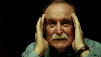 alvin lucierin dnasindan olusturulan mini beyinle senfoni ureten yeniden canlandirma sanat enstalasyonu olum sonrasi SF9MyAsp