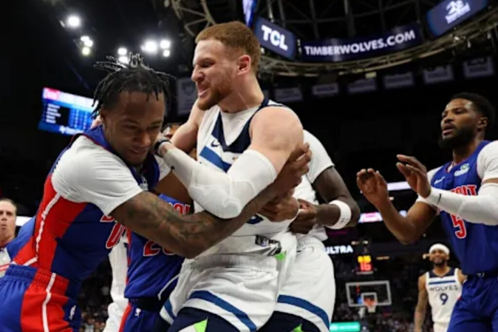 amerikan basketbol liginde cikan kavgada 5 oyuncu ve 2 antrenor ihrac edildi gJVYxR4N
