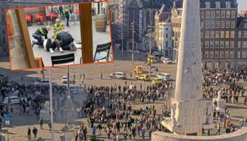 amsterdamda bir kisi kalabaliga bicakla saldirdi cok sayida kisi yaralandi 4GEk5ObM