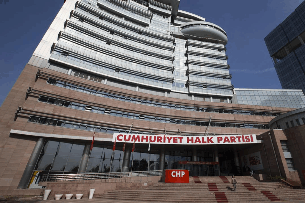 aralarinda eski hatay belediye baskani lutfu savasin da bulundugu bazi delegeler chpnin olaganustu kurultayi ZcFN59hs