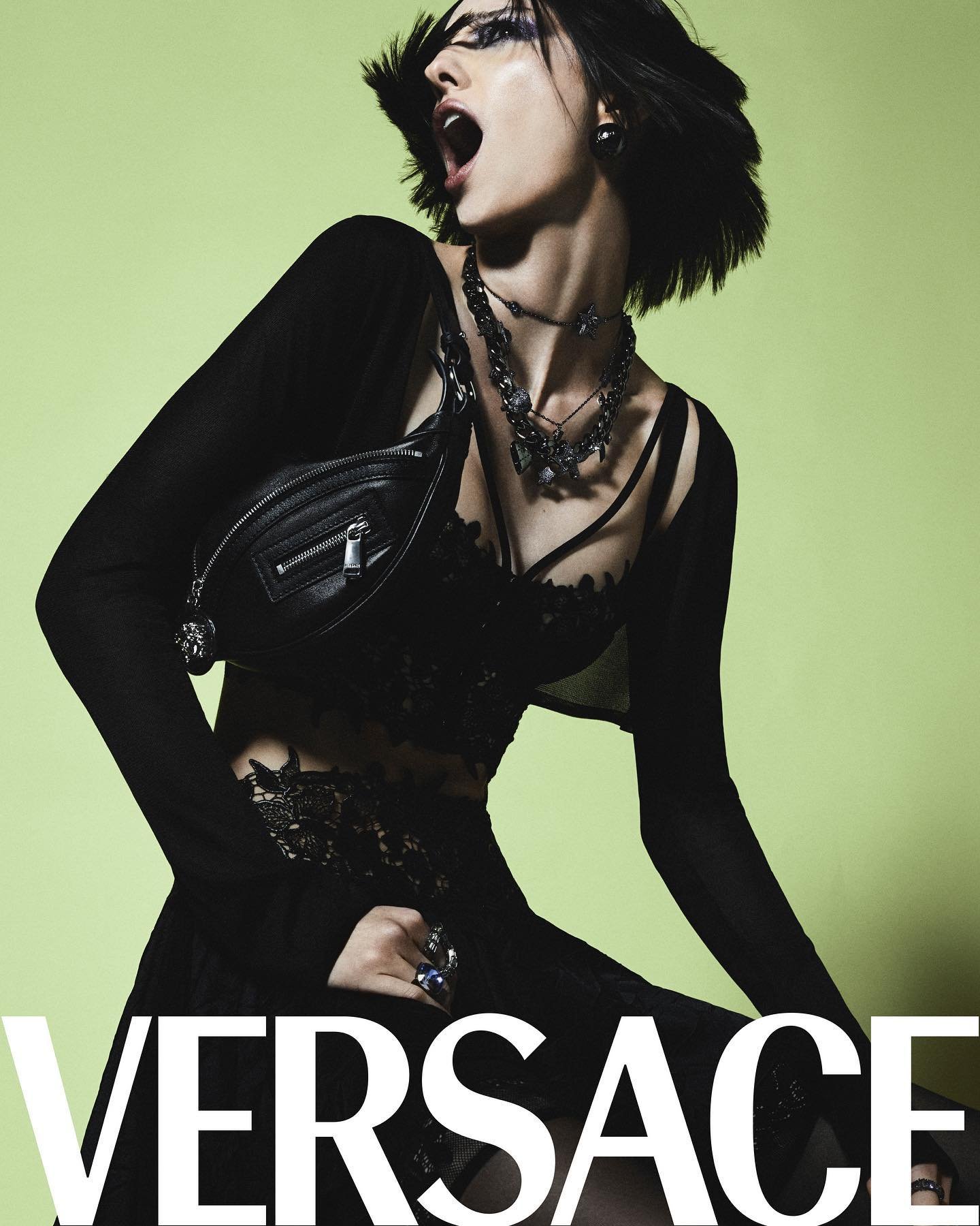 australias next top model yarismasinda taninan ve versace gibi markalarin podyumlarinda yuruyen model lucy BB3RYugA