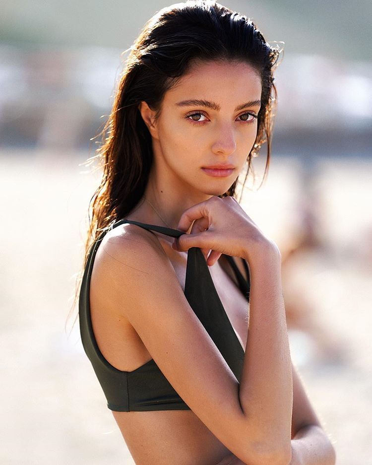 australias next top model yarismasinda taninan ve versace gibi markalarin podyumlarinda yuruyen model lucy yErJYn2m